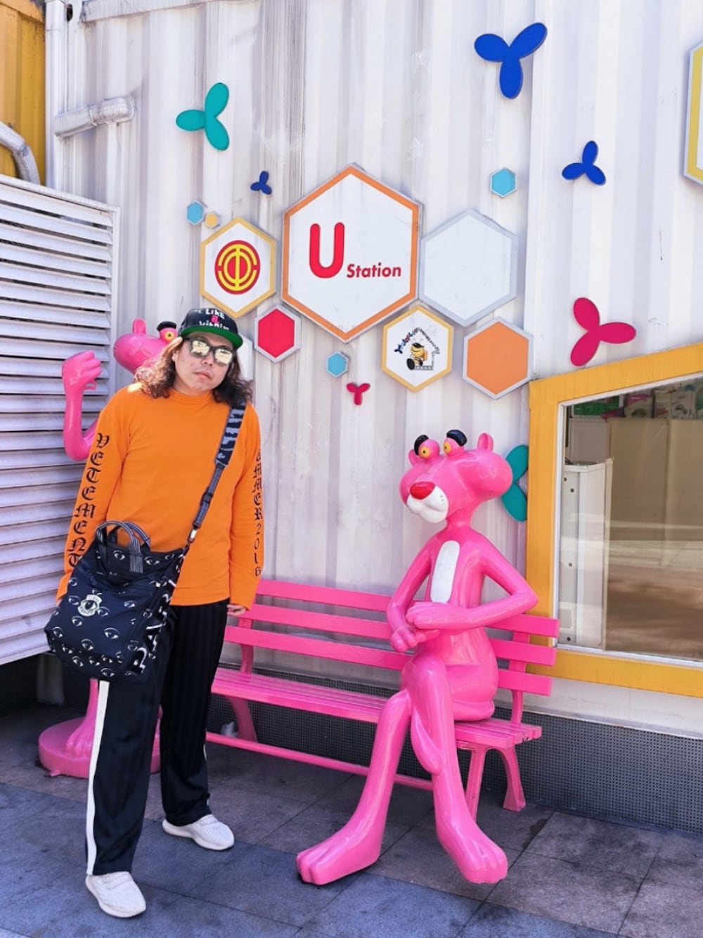 「X-team sportsのアイテム（チノパンツ、ブラック系）」を使った、Panda Ngさん（メンズ・180cm）の秋コーディネートの1枚目の写真