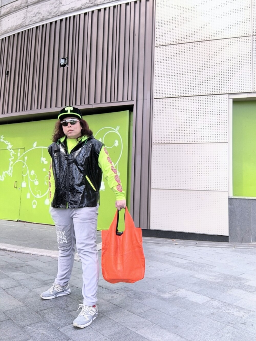 「GIVENCHYのアイテム（トートバッグ、オレンジ系）」を使った、Panda Ngさん（メンズ・180cm）の冬コーディネートの1枚目の写真