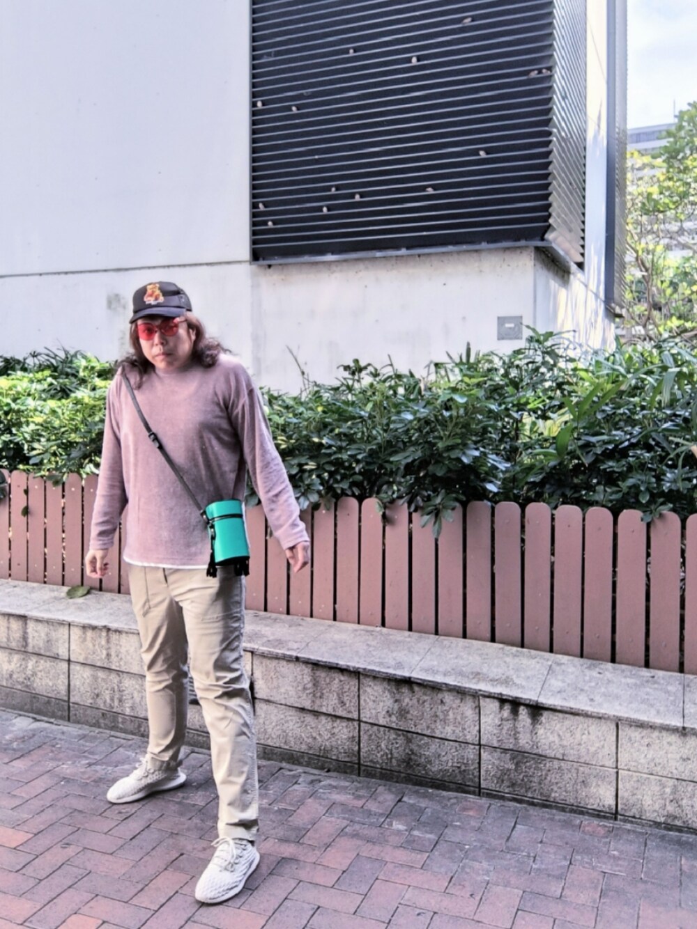 「Fashion Novaのアイテム（サンバイザー、ブラック系）」を使った、Panda Ngさん（メンズ・180cm）の秋コーディネートの1枚目の写真