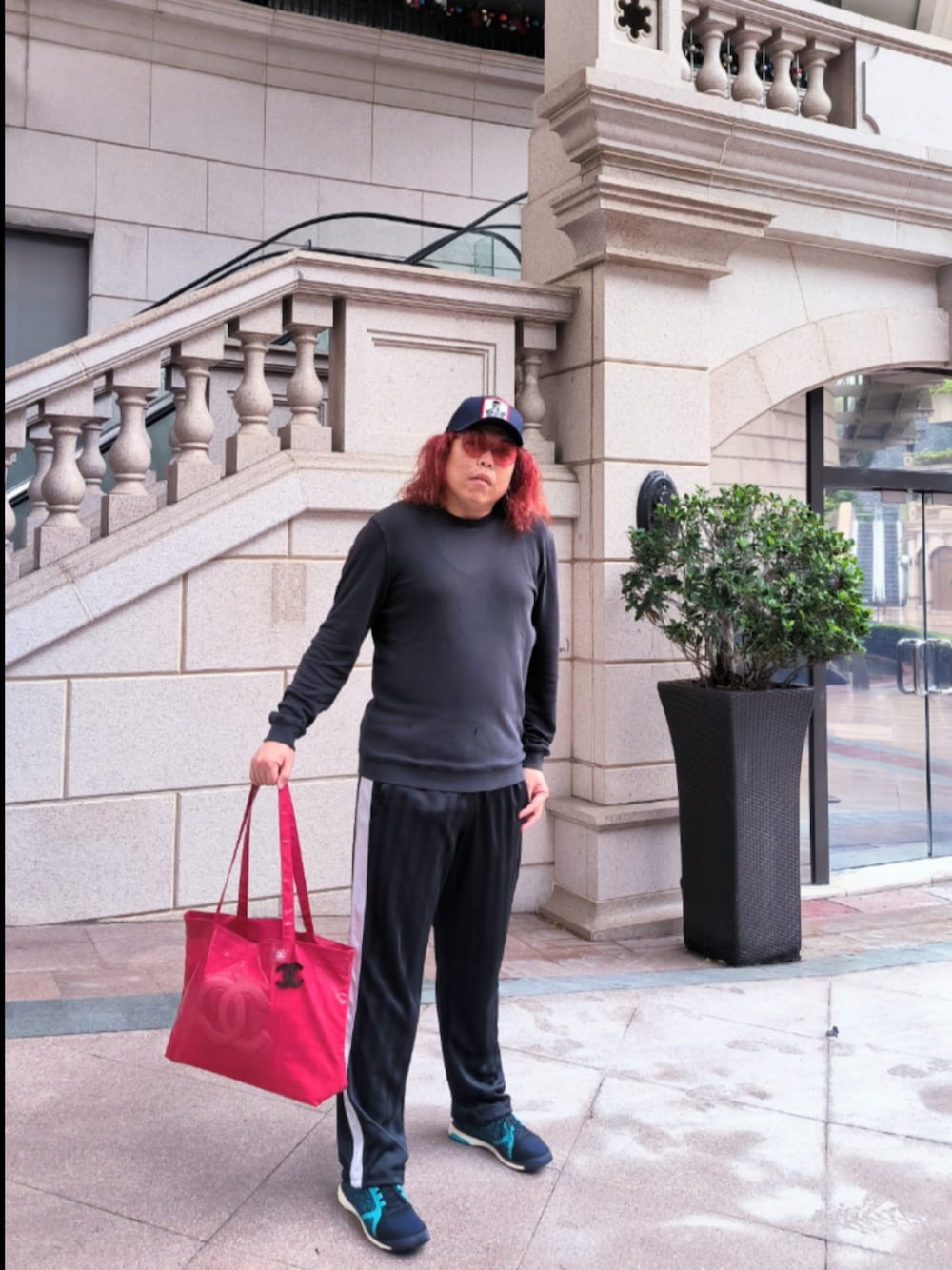 「CHANELのアイテム（エコバッグ/サブバッグ、レッド系）」を使った、Panda Ngさん（メンズ・180cm）の秋コーディネートの1枚目の写真