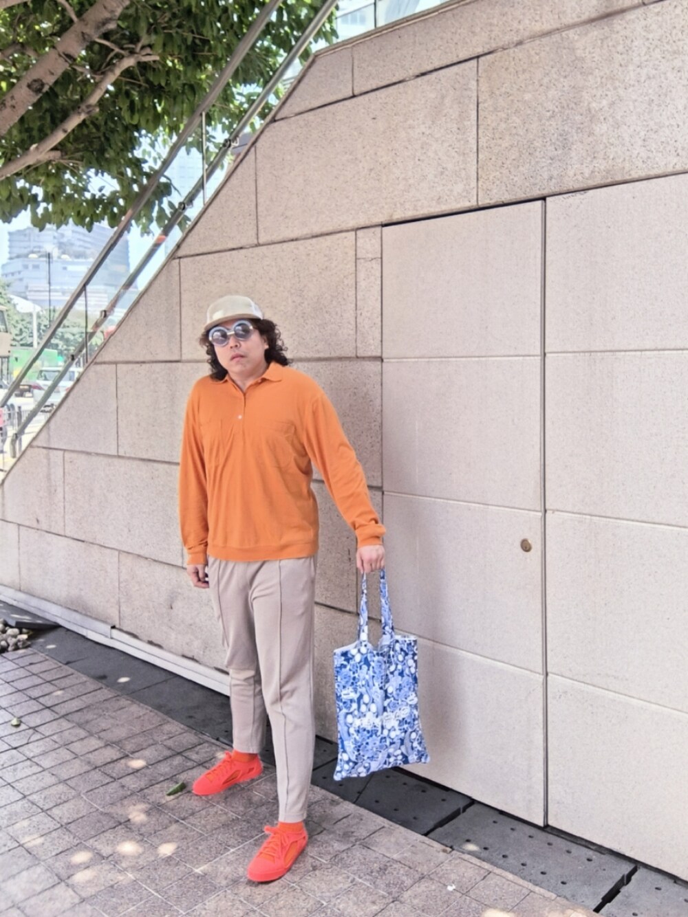 「CARVENのアイテム（エコバッグ/サブバッグ、ブルー系）」を使った、Panda Ngさん（メンズ・180cm）の春コーディネートの1枚目の写真