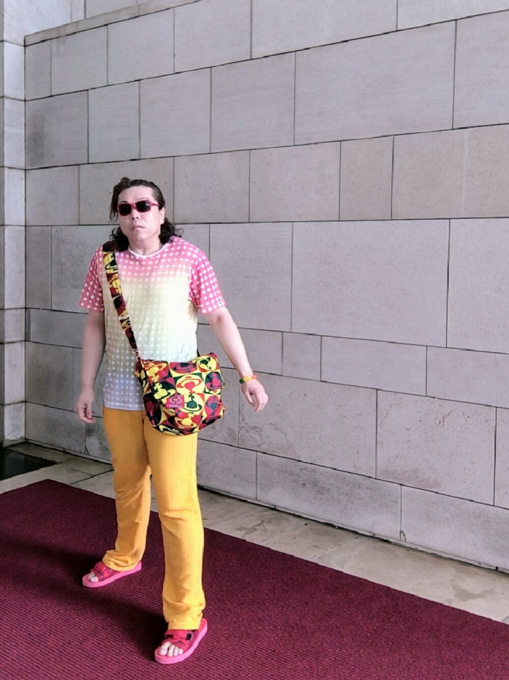 「suicokeのアイテム（サンダル、レッド系）」を使った、Panda Ngさん（メンズ・180cm）の夏コーディネートの1枚目の写真