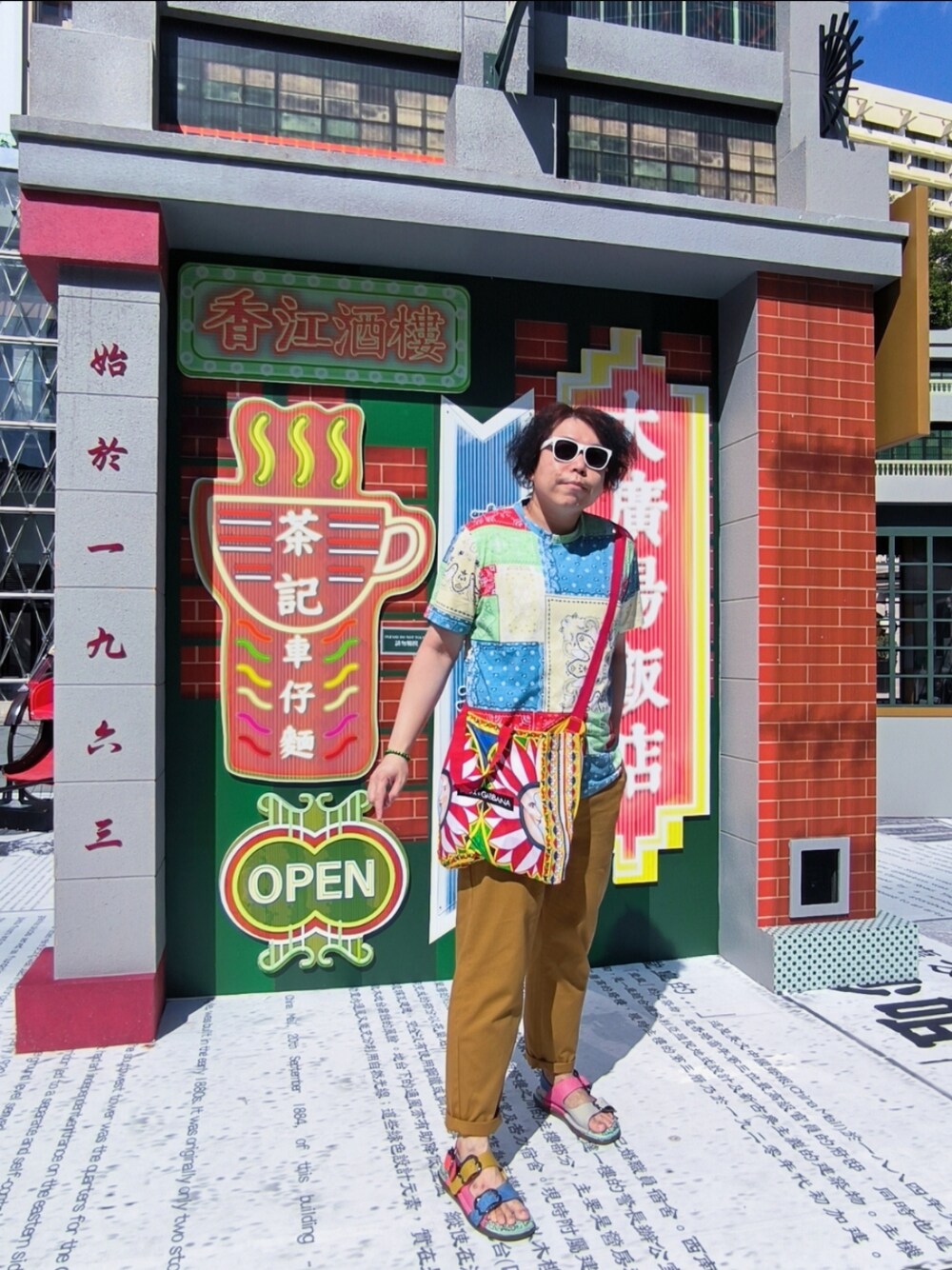 「Macannaのアイテム（サンダル、その他）」を使った、Panda Ngさん（メンズ・180cm）の秋コーディネートの1枚目の写真