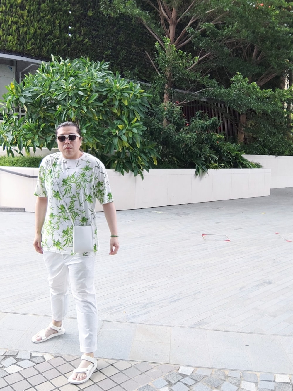 「BLACK SCALEのアイテム（Tシャツ/カットソー、グリーン系）」を使った、Panda Ngさん（メンズ・180cm）の夏コーディネートの1枚目の写真