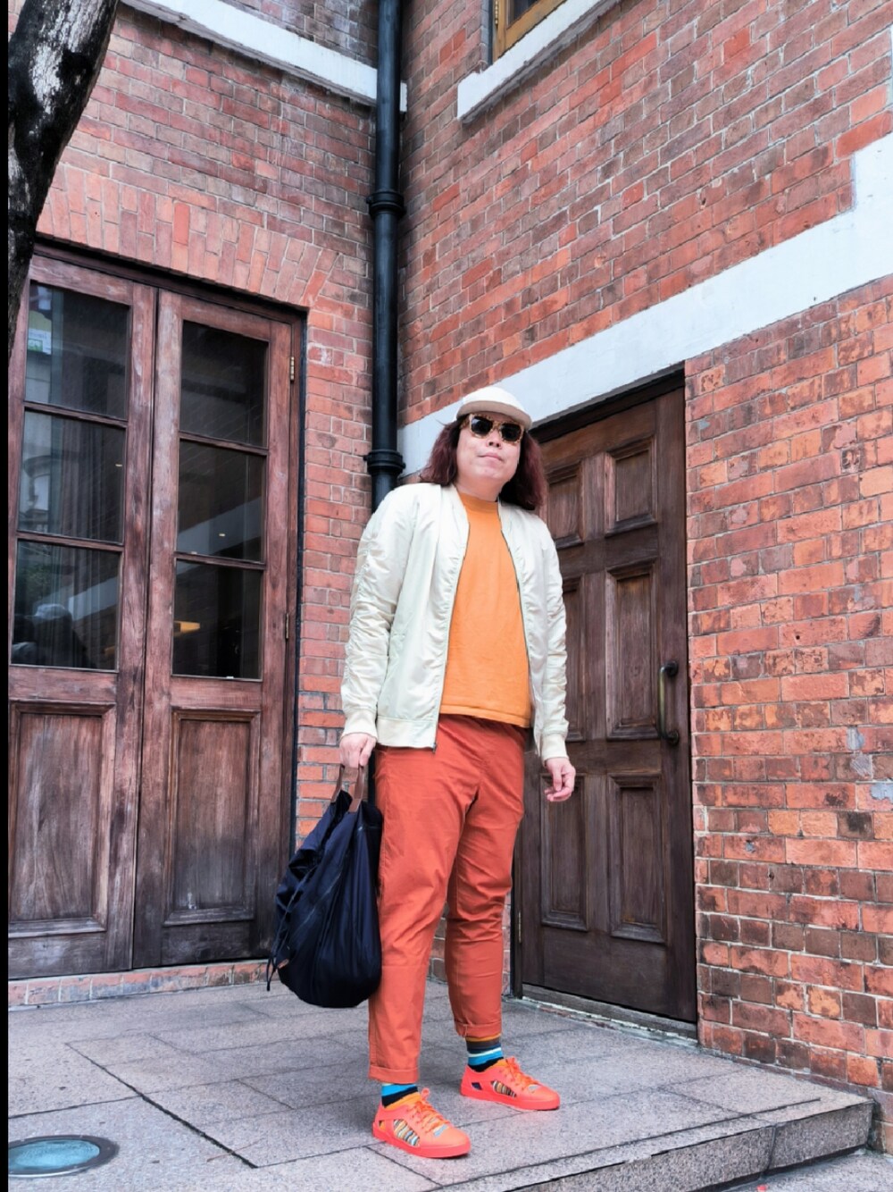 「Vivienne Westwoodのアイテム（スリッポン、オレンジ系）」を使った、Panda Ngさん（メンズ・180cm）の春コーディネートの1枚目の写真