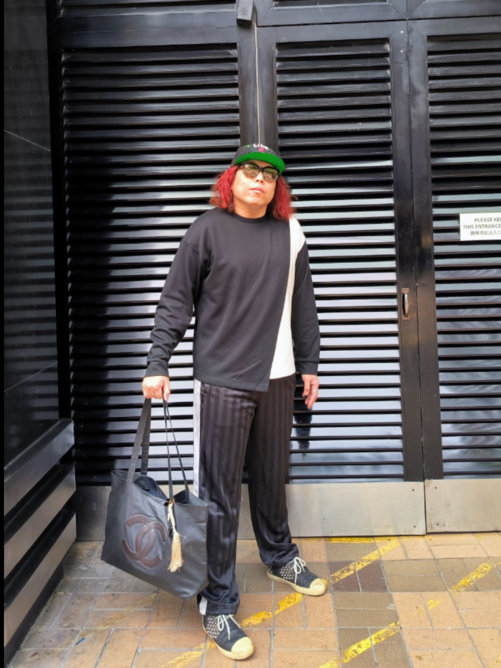 「CHANELのアイテム（エコバッグ/サブバッグ、ブラック系）」を使った、Panda Ngさん（メンズ・180cm）の秋コーディネートの1枚目の写真