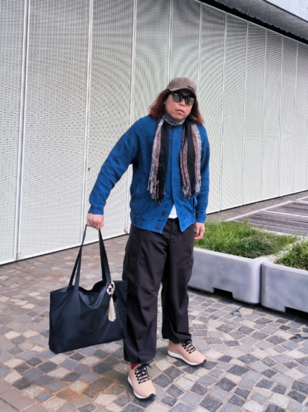 「CHANELのアイテム（エコバッグ/サブバッグ、ブラック系）」を使った、Panda Ngさん（メンズ・180cm）の冬コーディネートの1枚目の写真