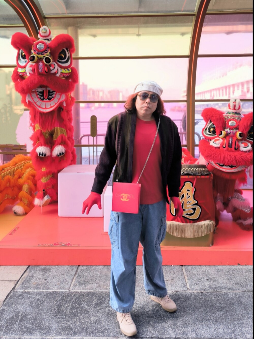 「CHANELのアイテム（バッグ、レッド系）」を使った、Panda Ngさん（メンズ・180cm）の冬コーディネートの1枚目の写真