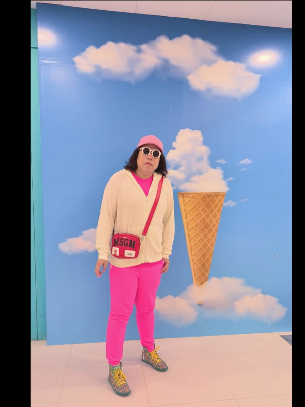 「MSGMのアイテム（バッグ、レッド系）」を使った、Panda Ngさん（メンズ・180cm）の夏コーディネートの1枚目の写真