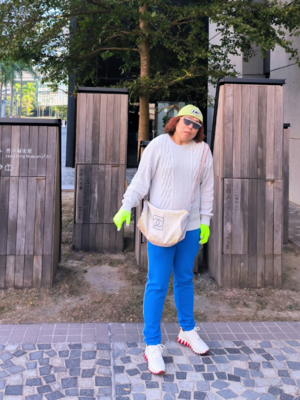 「SUNDAY BESTのアイテム（ニット/セーター、グレー系）」を使った、Panda Ngさん（メンズ・180cm）の冬コーディネートの1枚目の写真