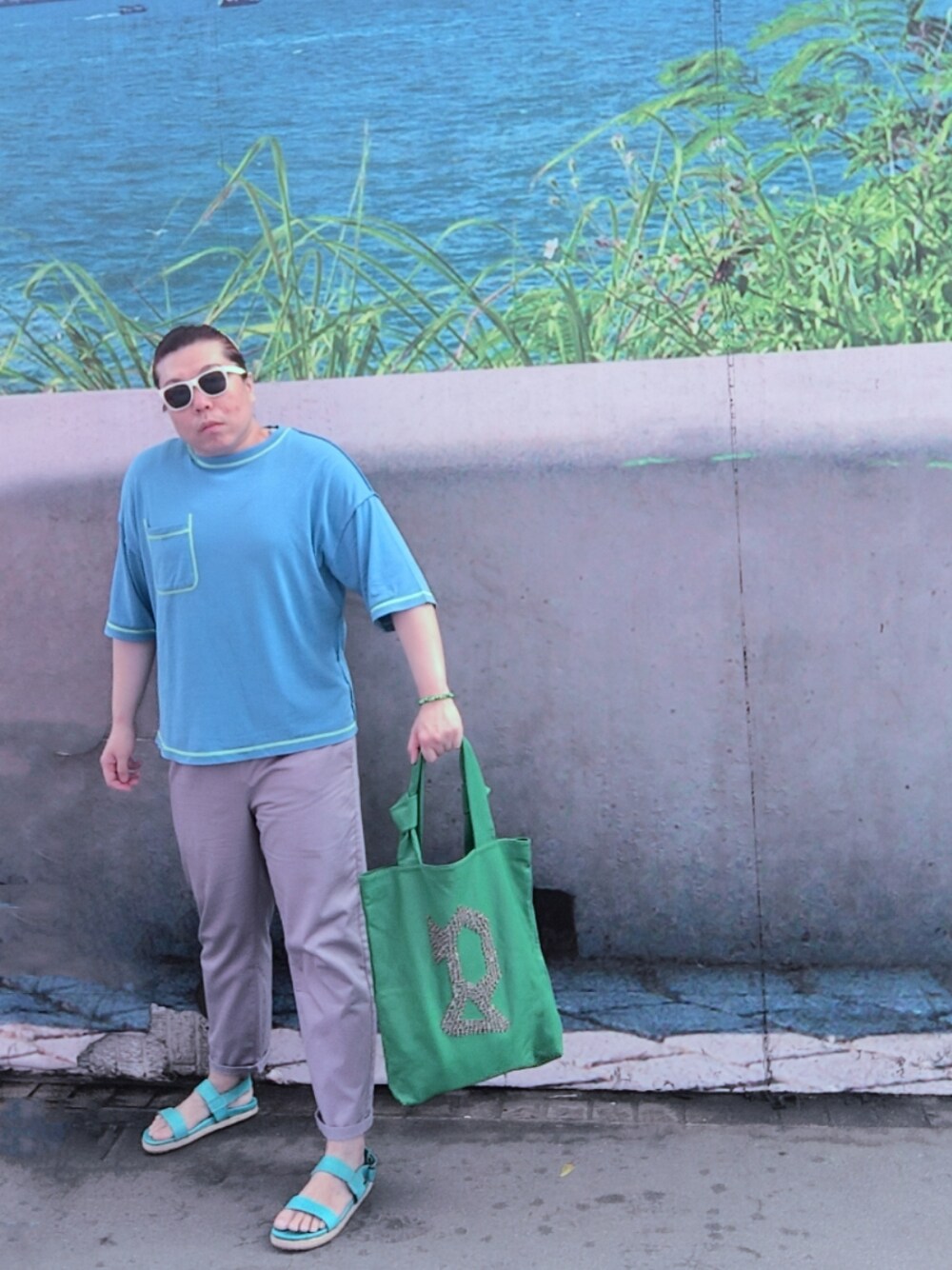「GALLIANOのアイテム（バッグ、グリーン系）」を使った、Panda Ngさん（メンズ・180cm）の夏コーディネートの1枚目の写真