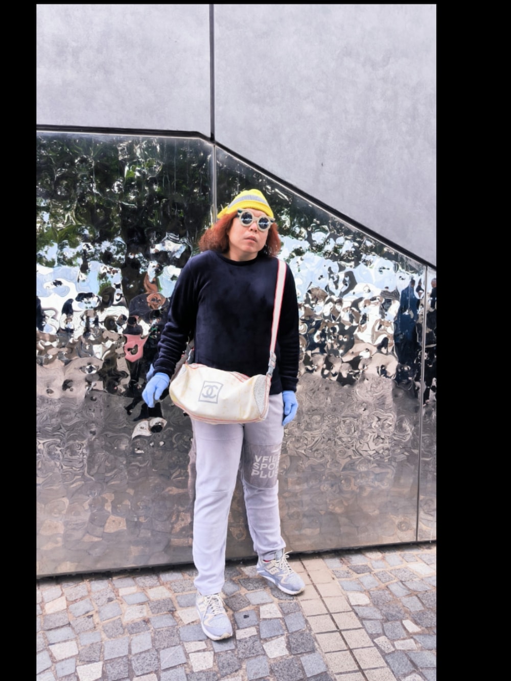 「CHANELのアイテム（メッセンジャーバッグ、ホワイト系）」を使った、Panda Ngさん（メンズ・180cm）の冬コーディネートの1枚目の写真