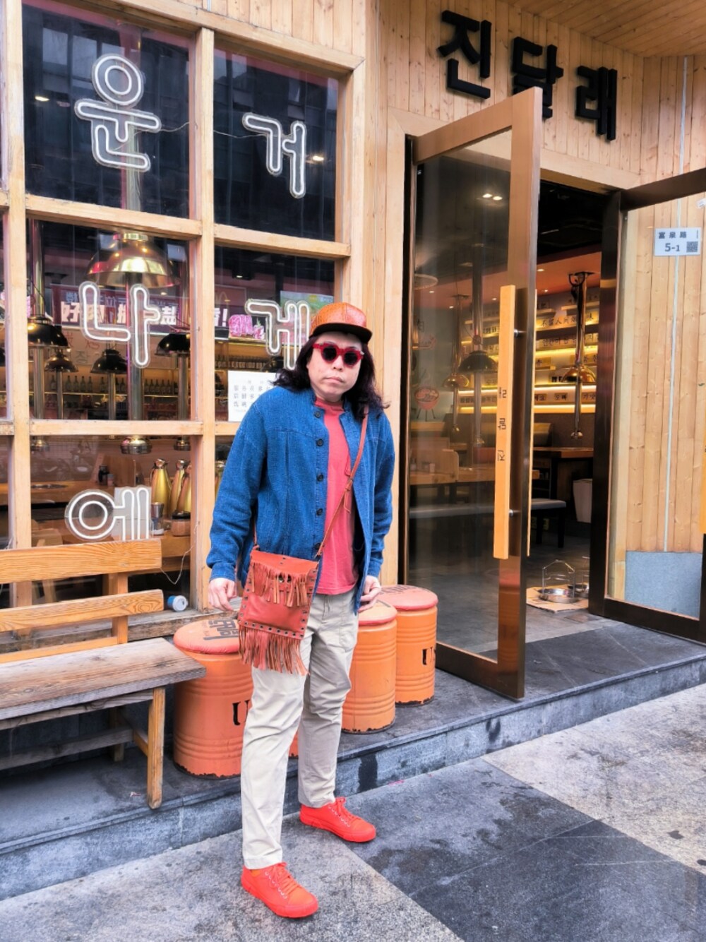 「bothのアイテム（シューズ、オレンジ系）」を使った、Panda Ngさん（メンズ・180cm）の冬コーディネートの1枚目の写真
