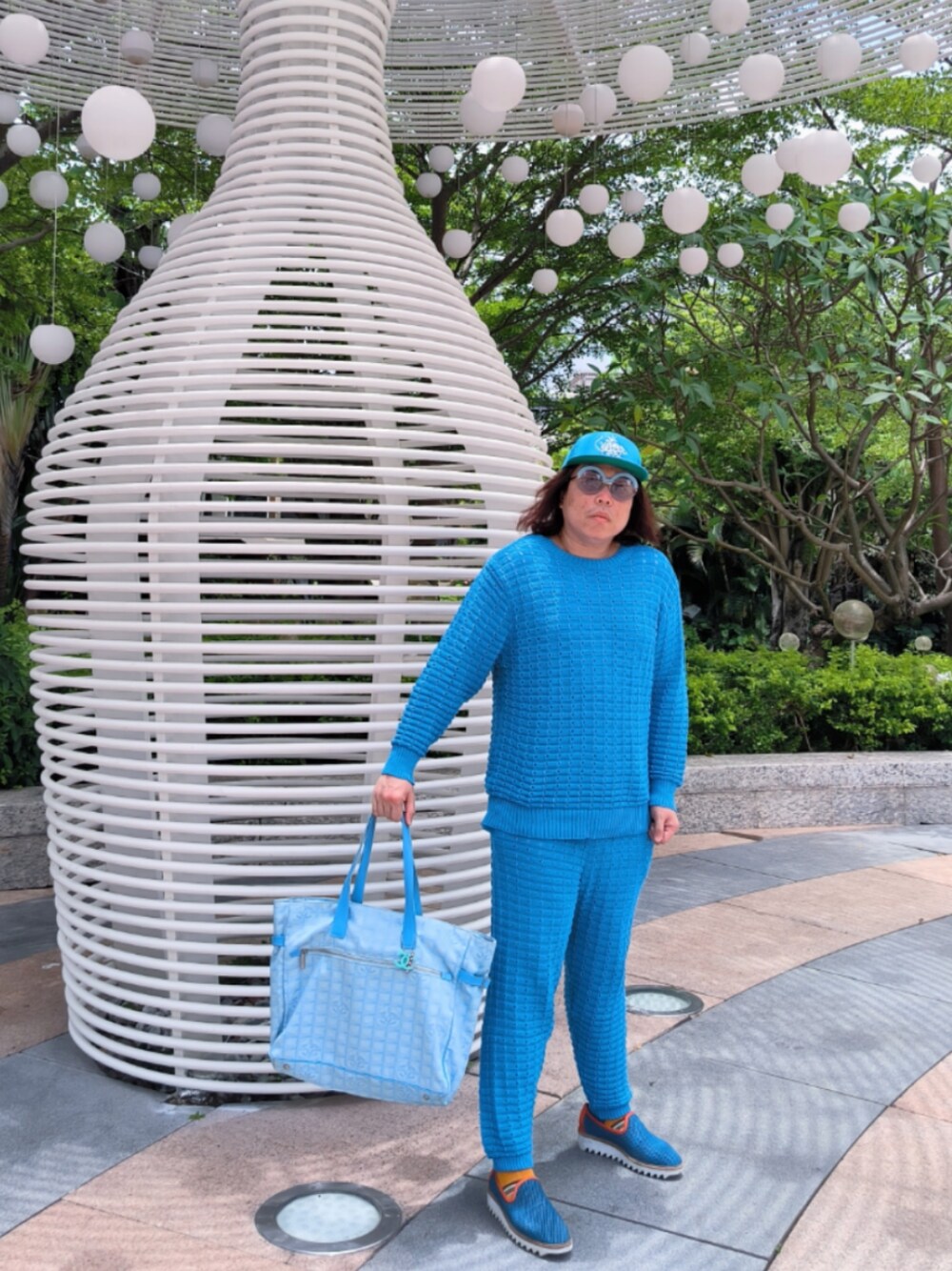 「CHANELのアイテム（エコバッグ/サブバッグ、ブルー系）」を使った、Panda Ngさん（メンズ・180cm）の春コーディネートの1枚目の写真