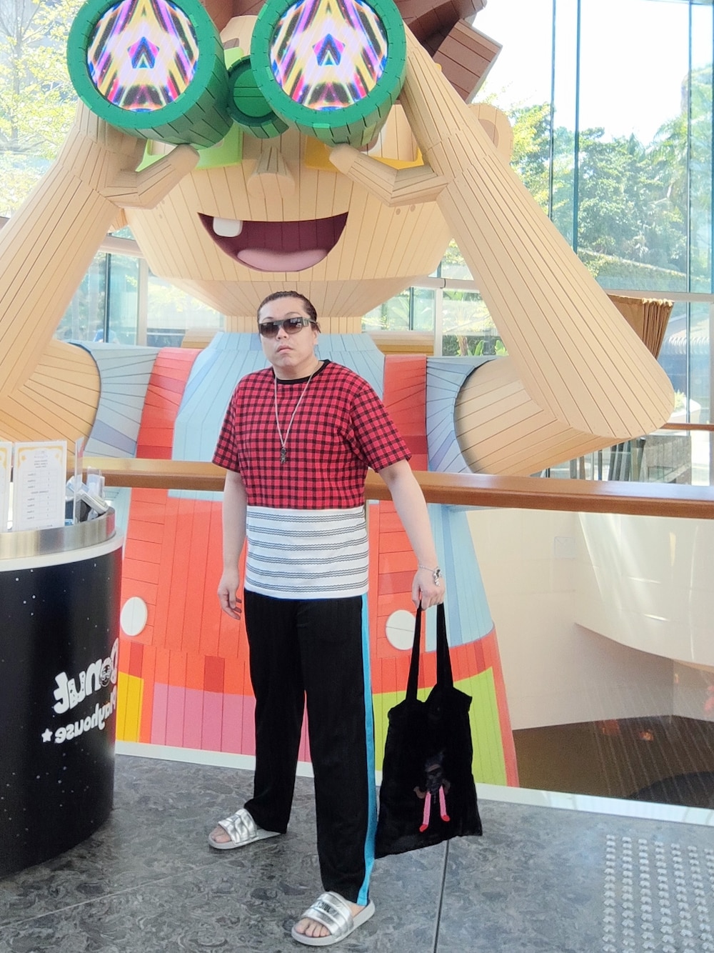 「BLACK SCALEのアイテム（Tシャツ/カットソー、レッド系）」を使った、Panda Ngさん（メンズ・180cm）の秋コーディネートの1枚目の写真