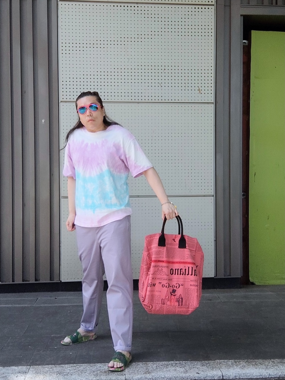 「no brandのアイテム（Tシャツ/カットソー、パープル系）」を使った、Panda Ngさん（メンズ・180cm）の夏コーディネートの1枚目の写真