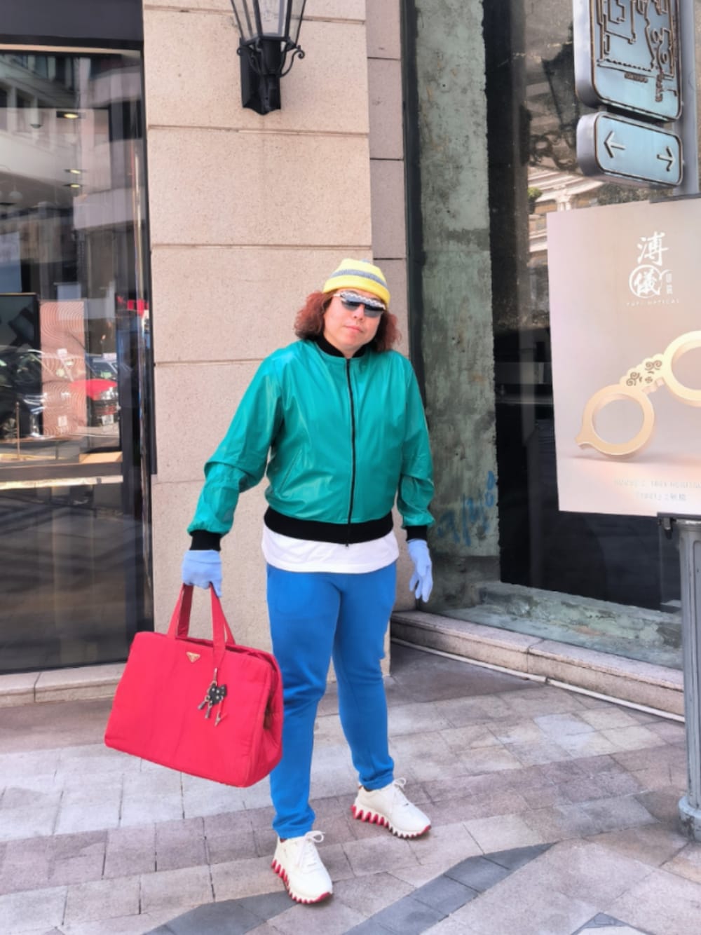 「PRADAのアイテム（スーツケース/キャリーバッグ、レッド系）」を使った、Panda Ngさん（メンズ・180cm）の冬コーディネートの1枚目の写真