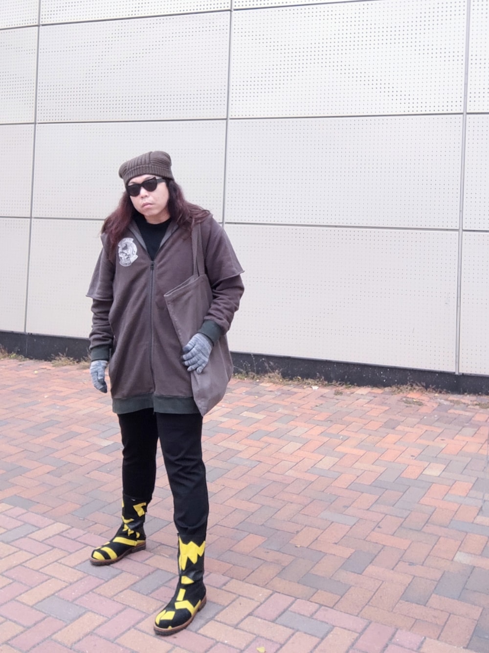 「no brandのアイテム（ニットキャップ/ビーニー、ブラウン系）」を使った、Panda Ngさん（メンズ・180cm）の冬コーディネートの1枚目の写真