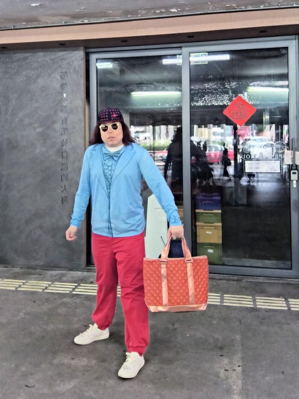 「MARC JACOBSのアイテム（エコバッグ/サブバッグ、オレンジ系）」を使った、Panda Ngさん（メンズ・180cm）の夏コーディネートの1枚目の写真