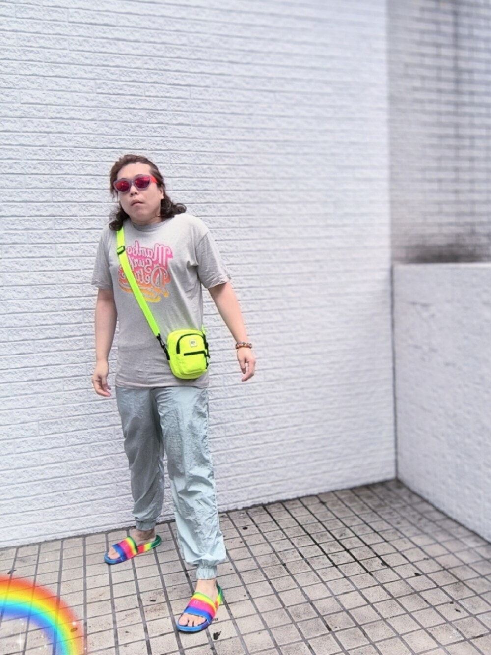 グレー系のTシャツ/カットソー、グリーン系のバッグ、その他のサンダルを着用したメンズの夏コーディネートの1枚目の写真