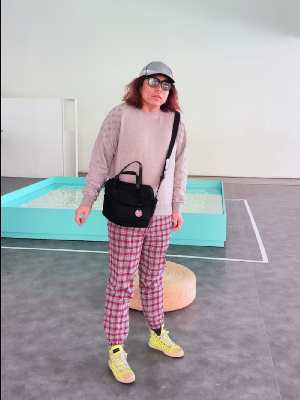 「CHANELのアイテム（ビジネスバッグ、ブラック系）」を使った、Panda Ngさん（メンズ・180cm）の冬コーディネートの1枚目の写真