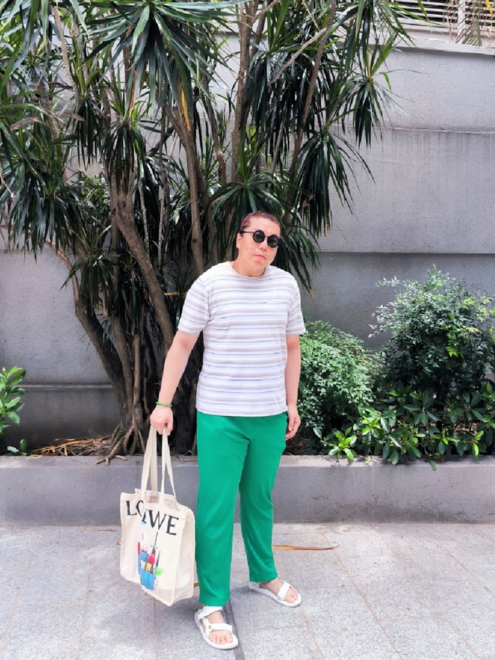 「CARVENのアイテム（Tシャツ/カットソー、グレー系）」を使った、Panda Ngさん（メンズ・180cm）の夏コーディネートの1枚目の写真