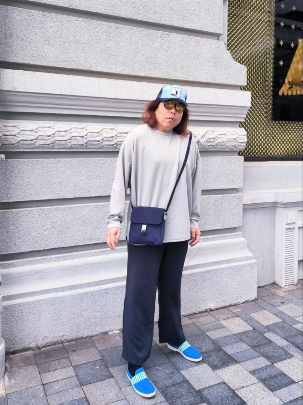 「miu miuのアイテム（ボディバッグ/ウエストポーチ、ブルー系）」を使った、Panda Ngさん（メンズ・180cm）の冬コーディネートの1枚目の写真