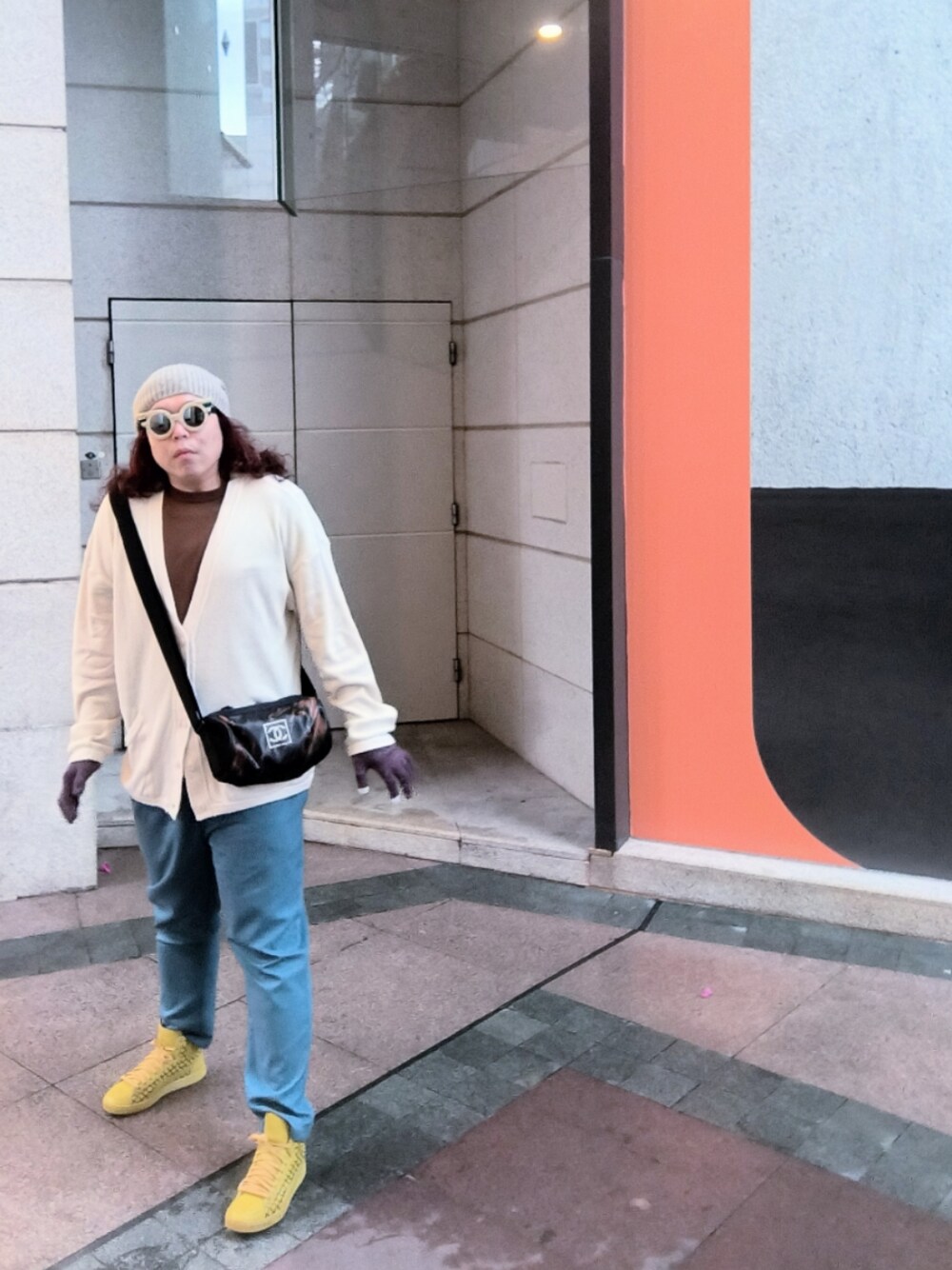 「no brandのアイテム（チノパンツ、ブルー系）」を使った、Panda Ngさん（メンズ・180cm）の春コーディネートの1枚目の写真