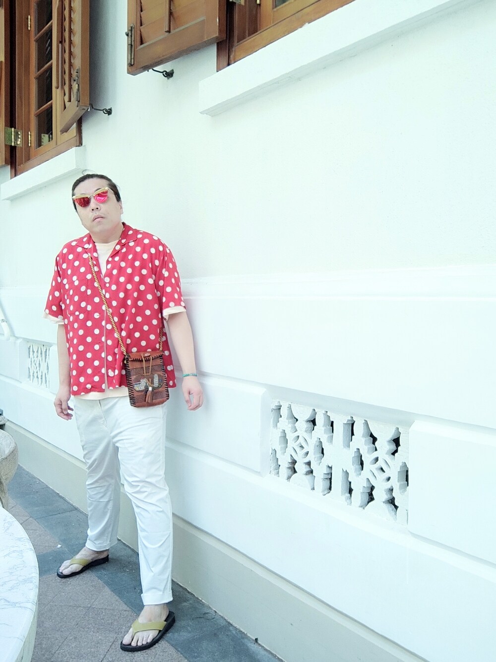 「H&Mのアイテム（チノパンツ、ホワイト系）」を使った、Panda Ngさん（メンズ・180cm）の夏コーディネートの1枚目の写真