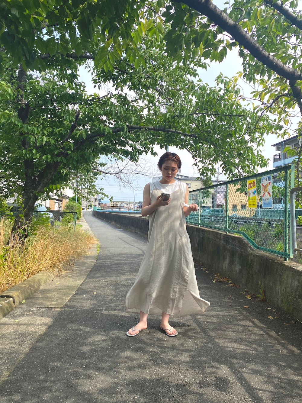 シルバー系のワンピース、ホワイト系のワンピースを着用したレディースの夏コーディネートの1枚目の写真