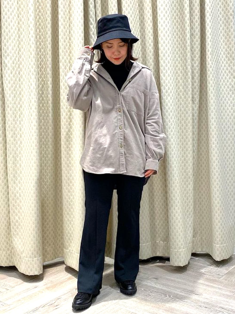 ブラック系のドレスシューズを着用したレディースの冬コーディネートの1枚目の写真