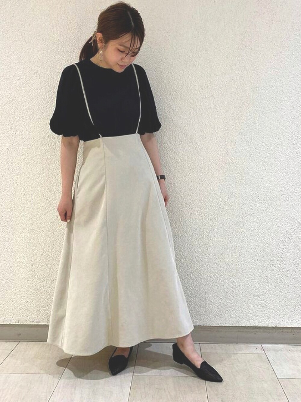 ブラック系のパンプスを着用したレディースの夏コーディネートの1枚目の写真