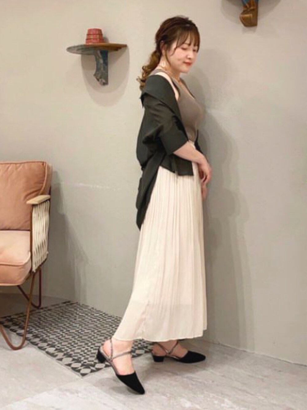 「サンダル、ミュールサンダル、ミュール、２ＷＡＹ、ポインテッドトゥ、タンクトップ、シアーシャツ、ロングスカート、大人カジュアル、きれいめカジュアル、シャツスタイル、リラックススタイル、お出かけコーデ、夏コーデ」｜「JELLY BEANSの2WAYストラップポインテッドトゥサンダル【Made in Japan】(125-13465)JELLY BEANS(ジェリービーンズ)（サンダル、ブラック系）」を使った、JELLYBEANSさん（レディース・154cm）の夏コーディネートの1枚目の写真