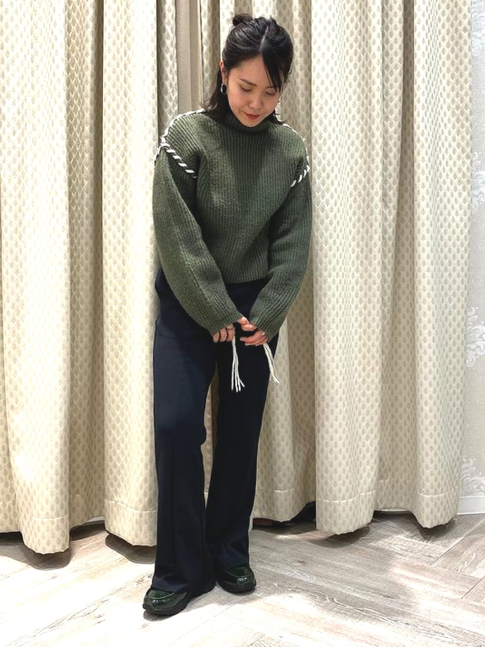 グリーン系のローファーを着用したレディースの冬コーディネートの1枚目の写真