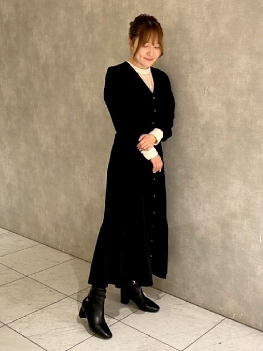 ブラック系のブーツを着用したレディースの秋コーディネートの1枚目の写真