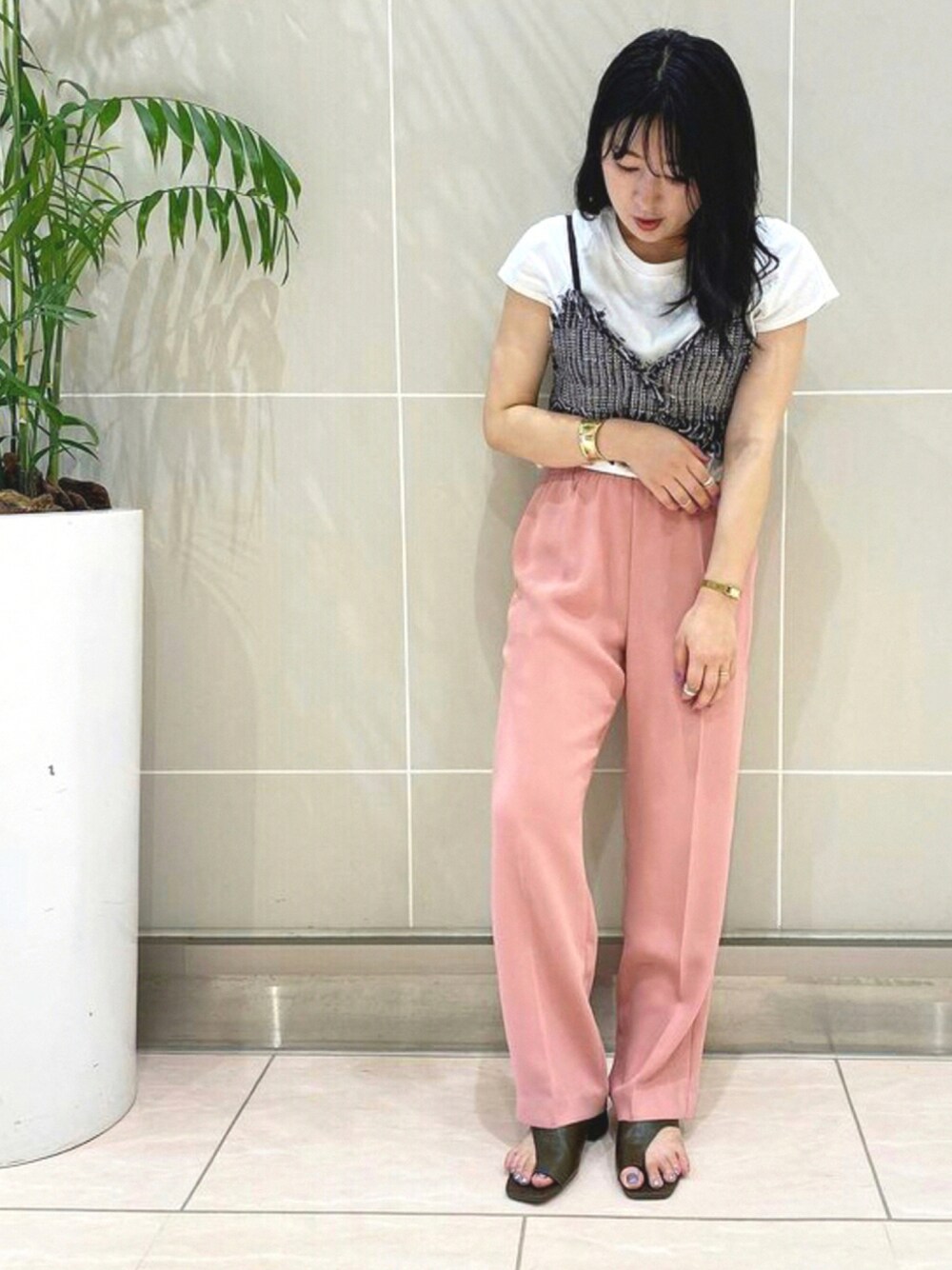 グリーン系のサンダルを着用したレディースの夏コーディネートの1枚目の写真