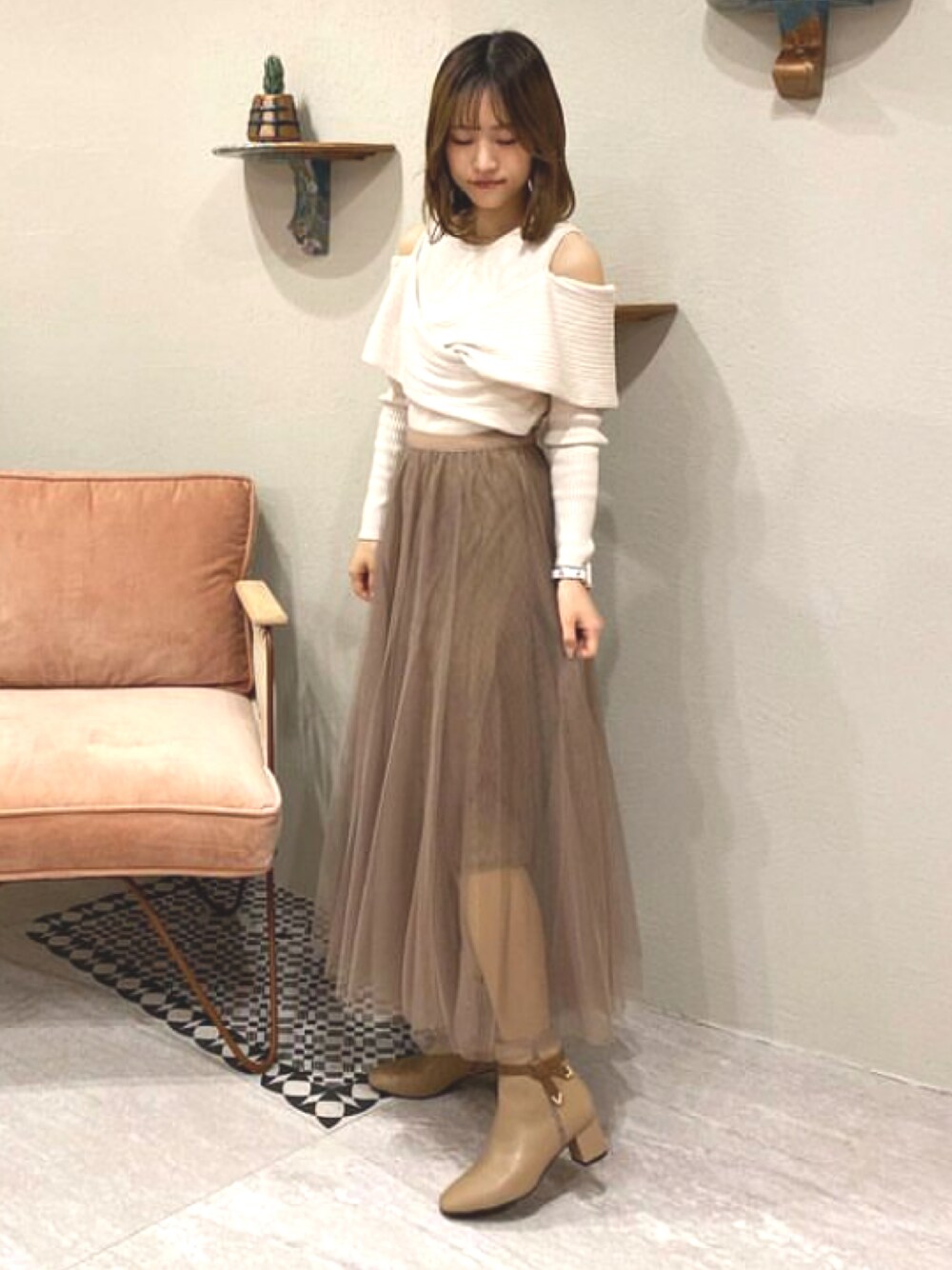 「ふわさら、ブーツ、ショートブーツ、２ＷＡＹ、スクエアトゥ、チャンキーヒール、フリルトップス、肩あき、オープンショルダー、チュールスカート、デート、きれいめカジュアル、ベージュコーデ、お出かけコーデ、秋コーデ」｜「JELLY BEANSの2WAYベルトサイドラインショートブーツ<ふわさら>(204-62849)JELLY BEANS(ジェリービーンズ)（ブーツ、ベージュ系）」を使った、JELLYBEANSさん（レディース・157cm）の秋コーディネートの1枚目の写真