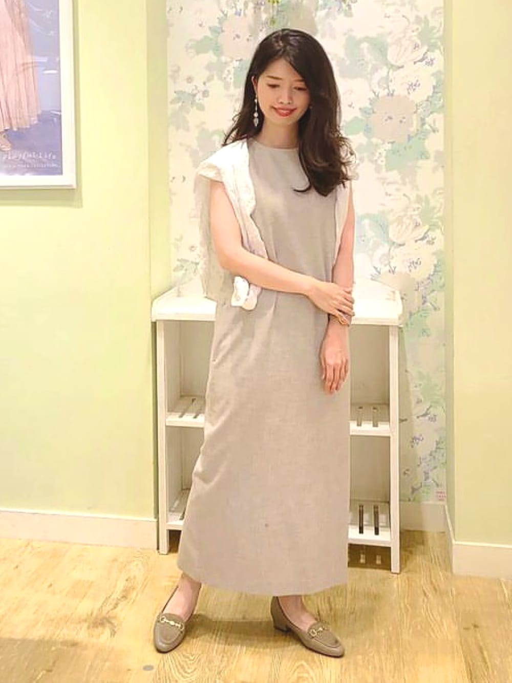 「ふわさら、パンプス、ローファーパンプス、ビットローファー、ヒールローファー、ローファー、ワンピース、肩掛けカーデ、大人カジュアル、きれいめカジュアル、夏秋ミックス、楽チンコーデ、シンプルコーデ、お出かけコーデ、休日スタイル」｜「JELLY BEANSのフラワービットローファーパンプス<ふわさら>(204-42715)JELLY BEANS(ジェリービーンズ)（パンプス、ベージュ系）」を使った、JELLYBEANSさん（レディース・158cm）の秋コーディネートの1枚目の写真