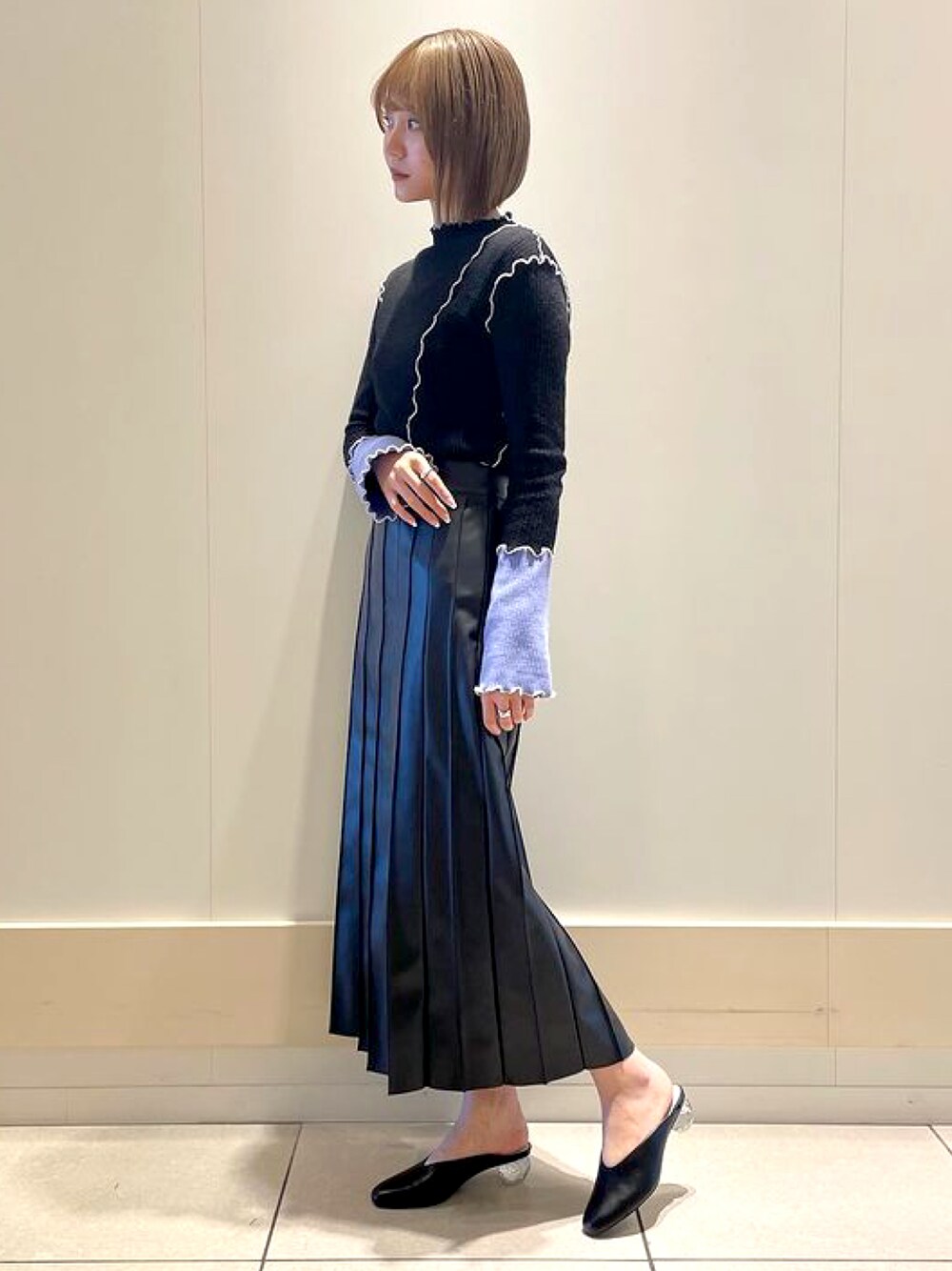 ブラック系のサンダルを着用したレディースの春コーディネートの1枚目の写真