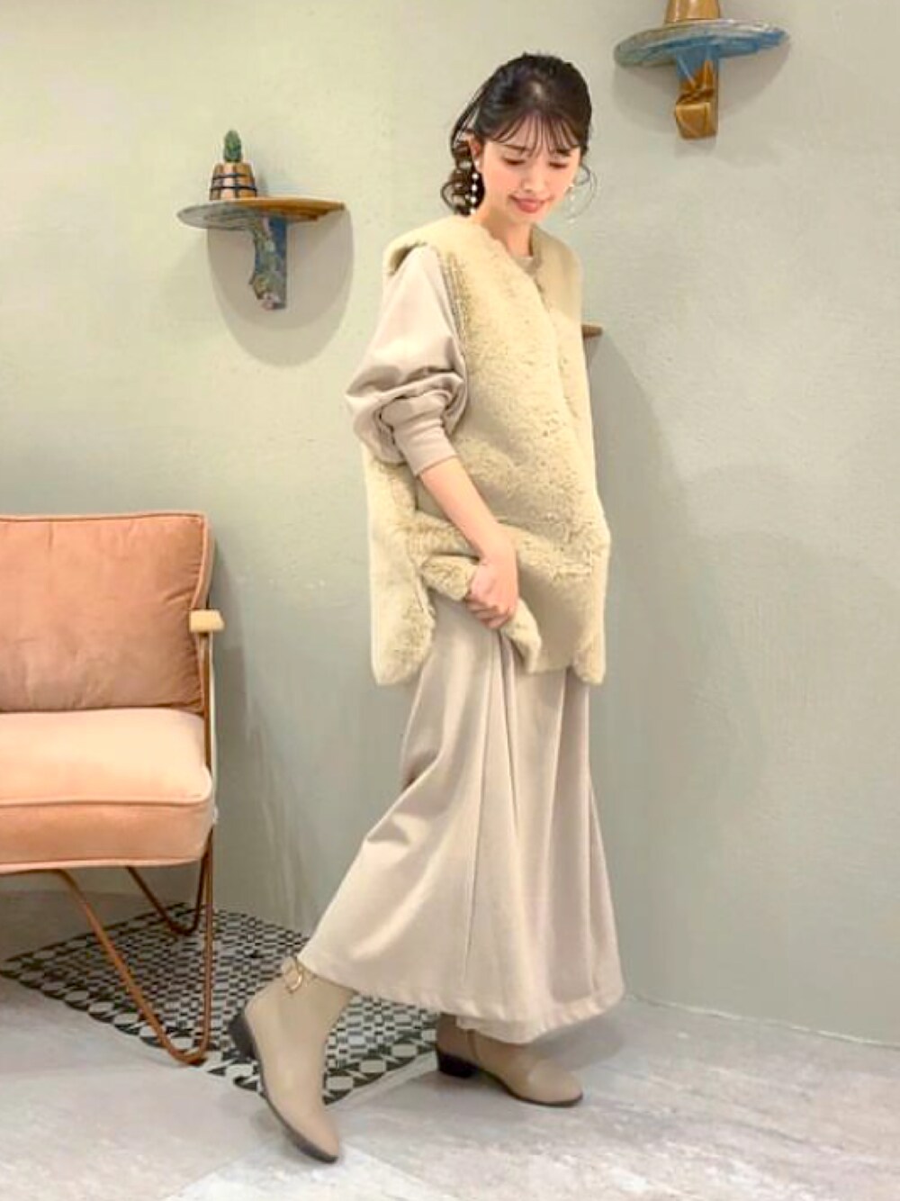 ベージュ系のブーツを着用したレディースの秋コーディネートの1枚目の写真