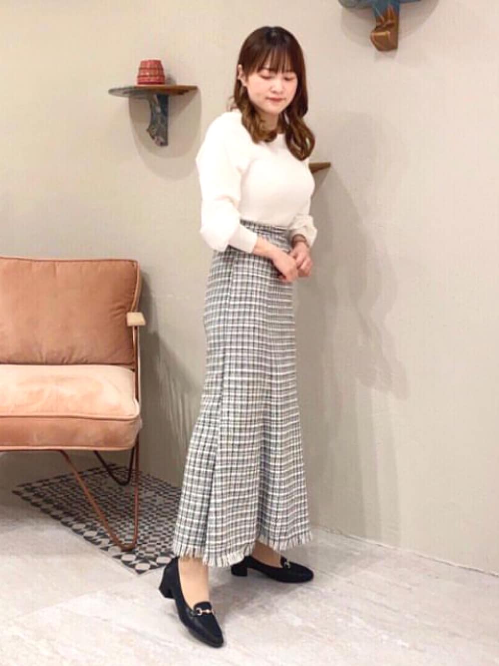 「ふわさら、パンプス、甲深パンプス、ローファーパンプス、ビットローファー、スクエアトゥ、ビジュー、ボリューム袖、マーメイドスカート、チェック、キレイめ、オフィスカジュアル、通勤コーデ、春コーデ、春めきシューズ」｜「JELLY BEANSのフラワービットローファーパンプス<ふわさら>(204-12882)JELLY BEANS(ジェリービーンズ)（パンプス、ブラック系）」を使った、JELLYBEANSさん（レディース・154cm）の春コーディネートの1枚目の写真