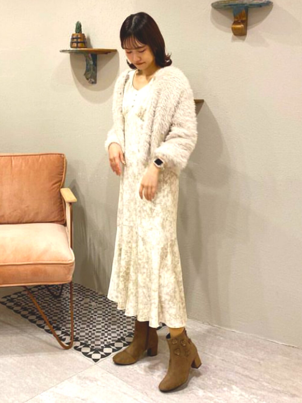 ベージュ系のブーツを着用したレディースの冬コーディネートの1枚目の写真