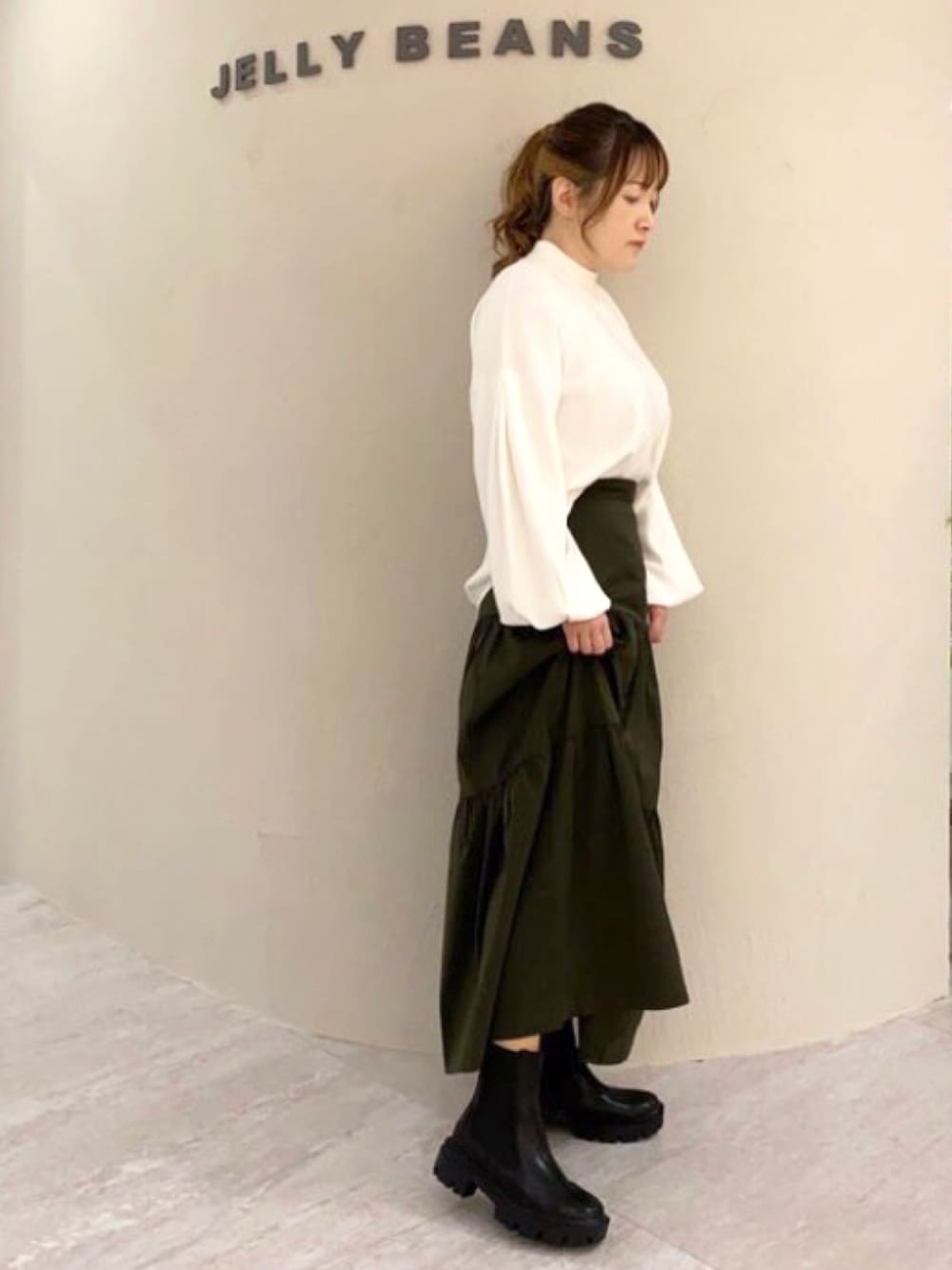 ブラック系のブーツを着用したレディースの秋コーディネートの1枚目の写真