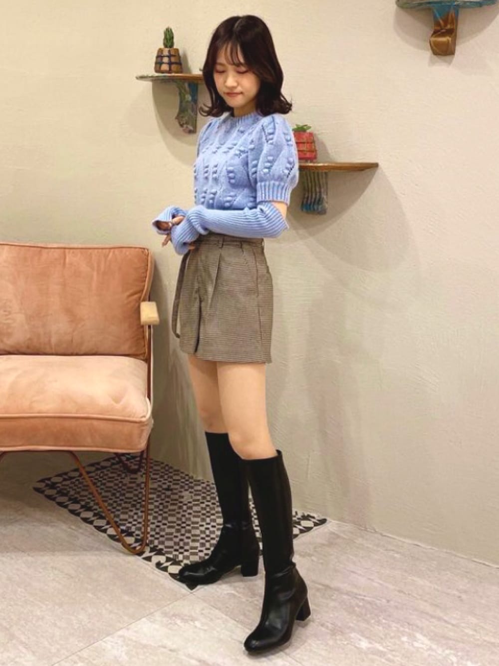 ブラック系のブーツを着用したレディースの秋コーディネートの1枚目の写真