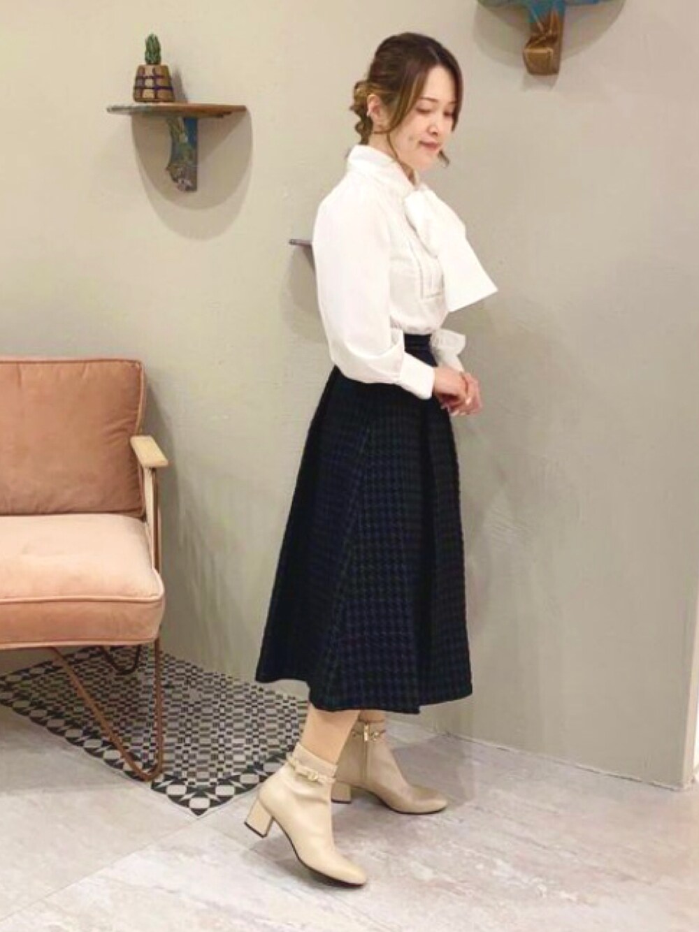 ホワイト系のブーツを着用したレディースの秋コーディネートの1枚目の写真