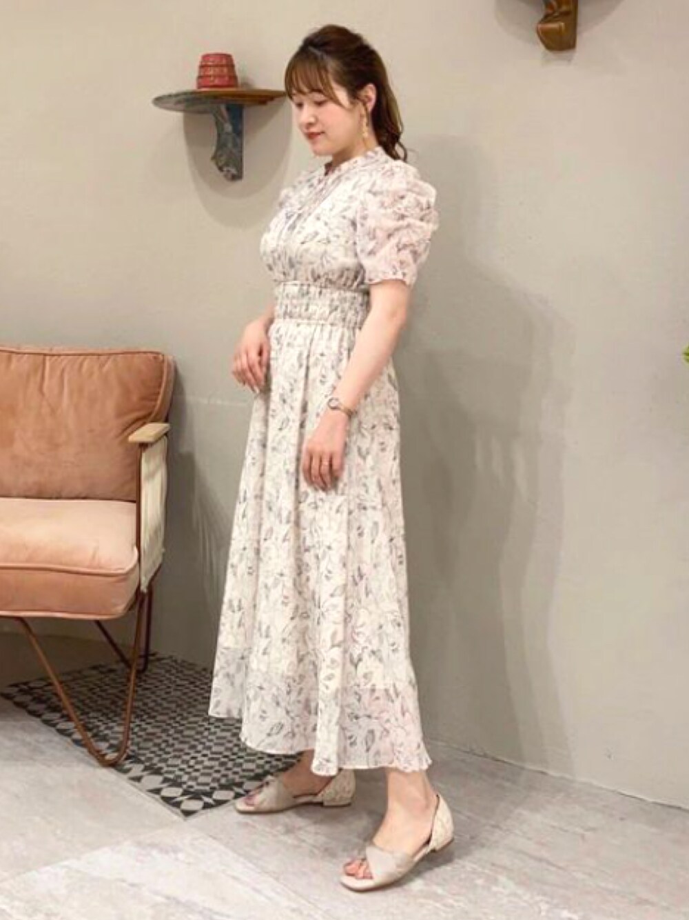 「ふわさら、サンダル、フラットシューズ、セパレートパンプス、スクエアトゥ、ペタンコ靴、ワンピース、花柄、キレイめ、大人ガーリー、通勤コーデ、休日スタイル、お出かけコーデ、夏コーデ、夏セールで買いました」｜「JELLY BEANSのクロスターバンフラットセパレートサンダル<ふわさら>(204-12894)JELLY BEANS(ジェリービーンズ)（サンダル、ベージュ系）」を使った、JELLYBEANSさん（レディース・154cm）の夏コーディネートの1枚目の写真