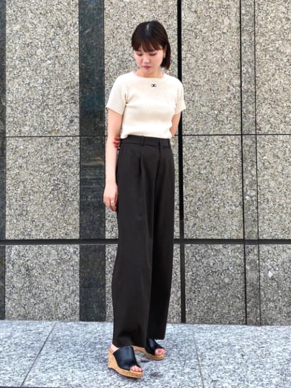 「サンダル、コルクサンダル、ミュール、ミュールサンダル、厚底サンダル、厚底シューズ、ウェッジソール、リブT、スラックス、きれいめカジュアル、大人カジュアル、パンツスタイル、通勤コーデ、夏コーデ、夏セールで買いました」｜「JELLY BEANSのウエッジソールミュールサンダル(210-10362)JELLY BEANS(ジェリービーンズ)（サンダル、ブラック系）」を使った、JELLYBEANSさん（レディース・162cm）の夏コーディネートの1枚目の写真