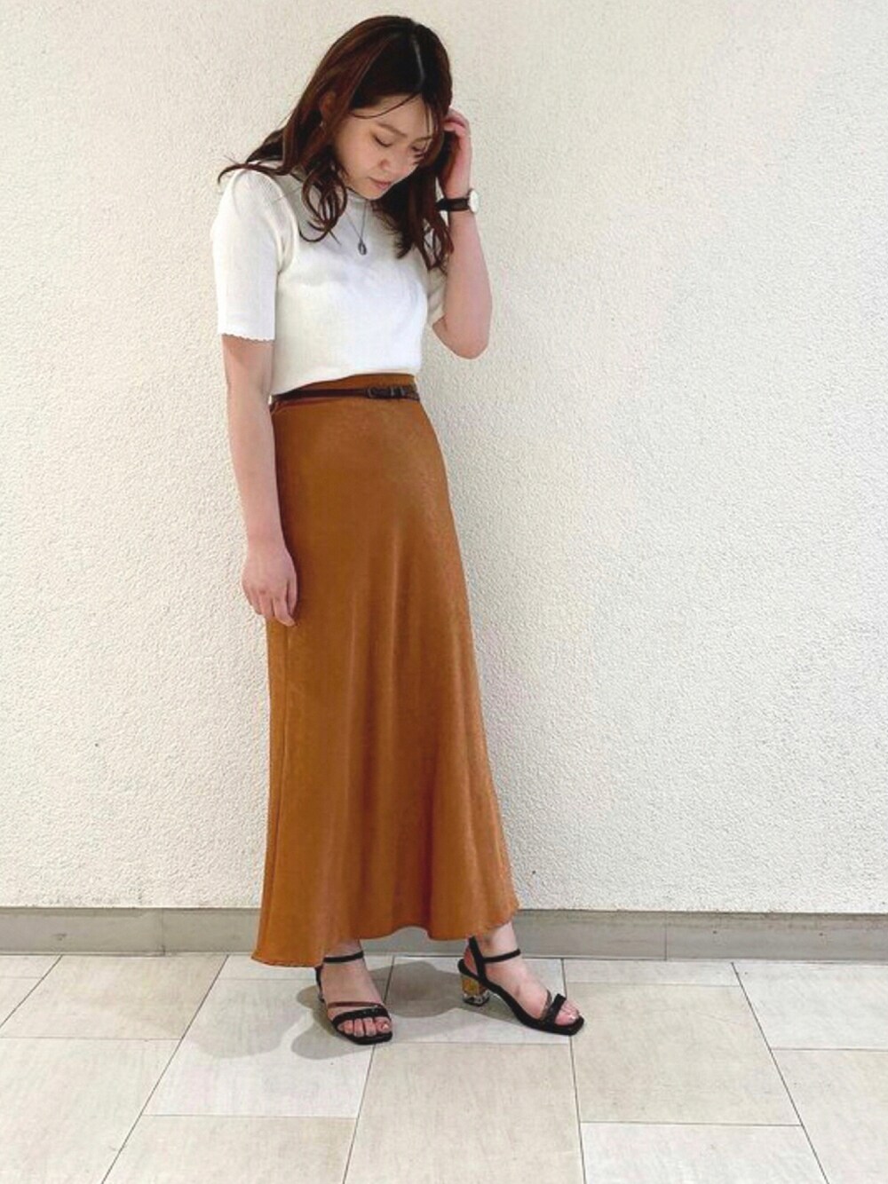 ブラック系のサンダルを着用したレディースの夏コーディネートの1枚目の写真