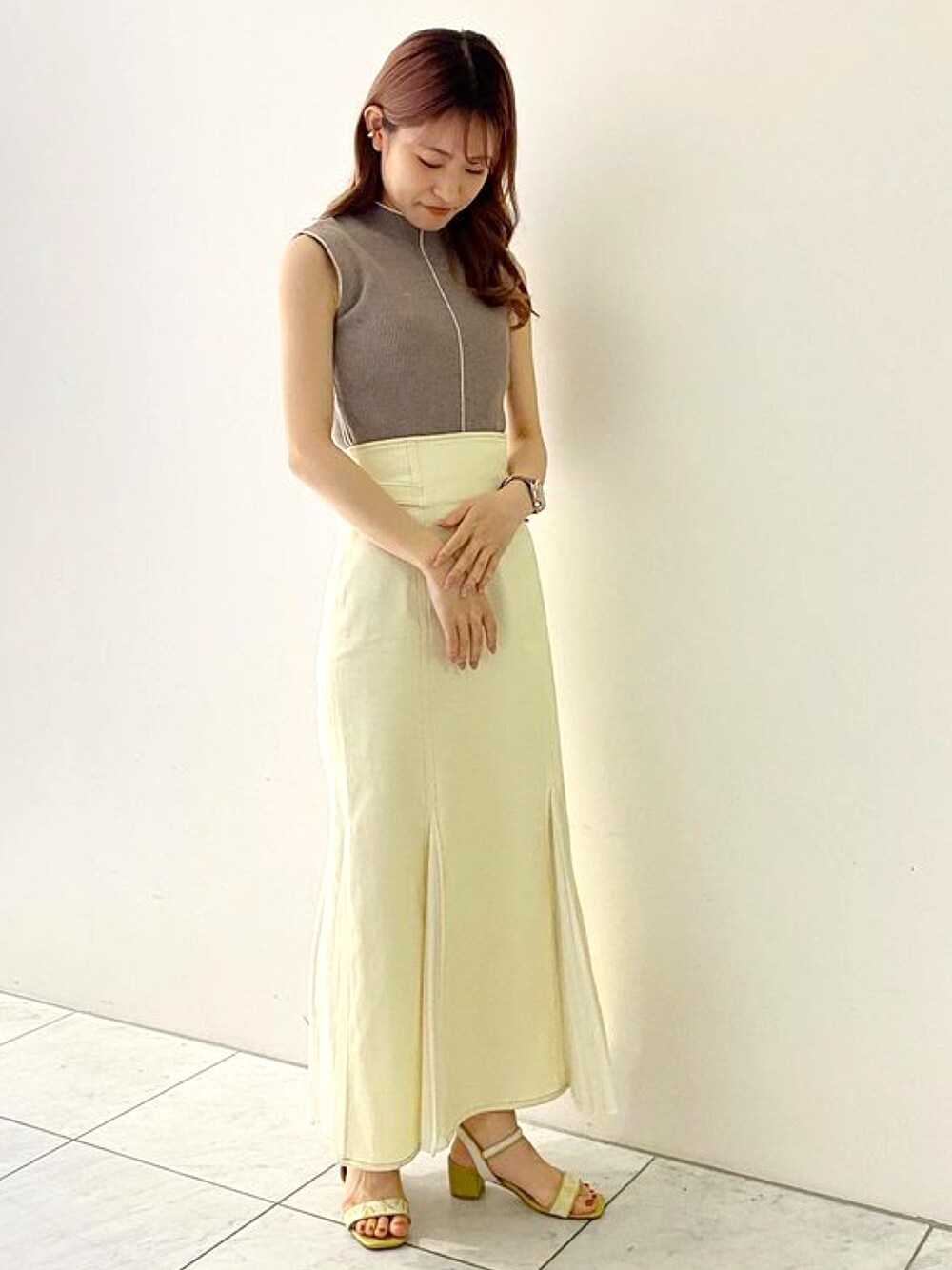 グリーン系のサンダルを着用したレディースの夏コーディネートの1枚目の写真