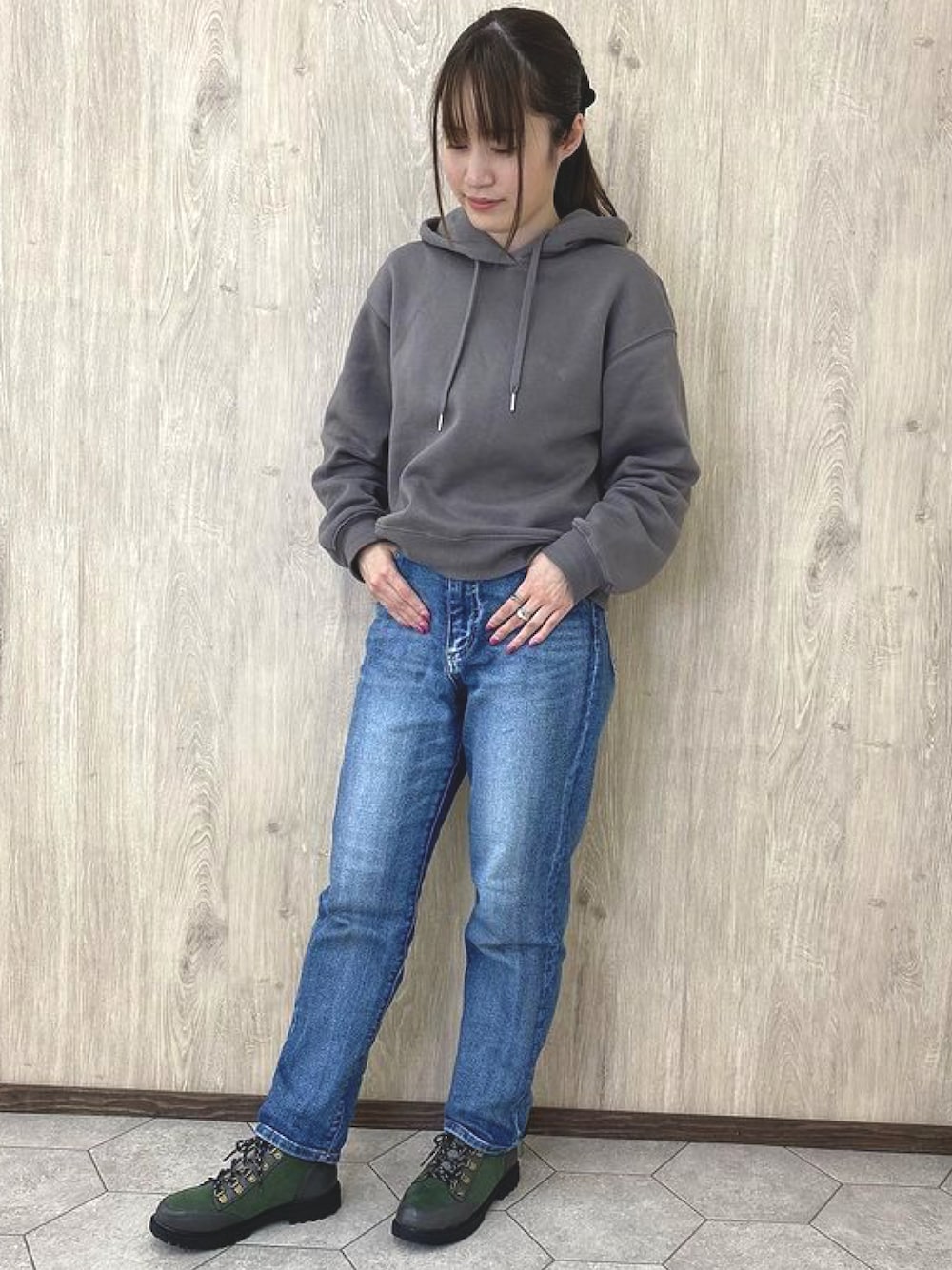 グリーン系のブーツを着用したレディースの秋コーディネートの1枚目の写真